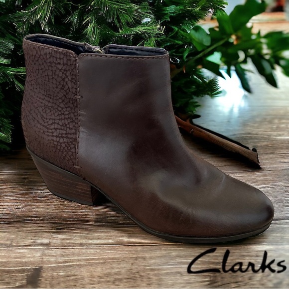 Clarks Artisan Deep Brown Ankle Booties Women’s size 7.5 - Picture 7 of 14